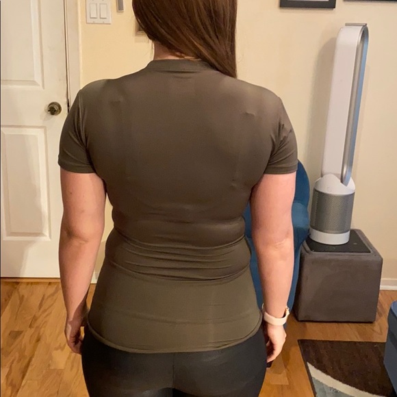 Under Armour compression heat gear workout shirt - Picture 3 of 9